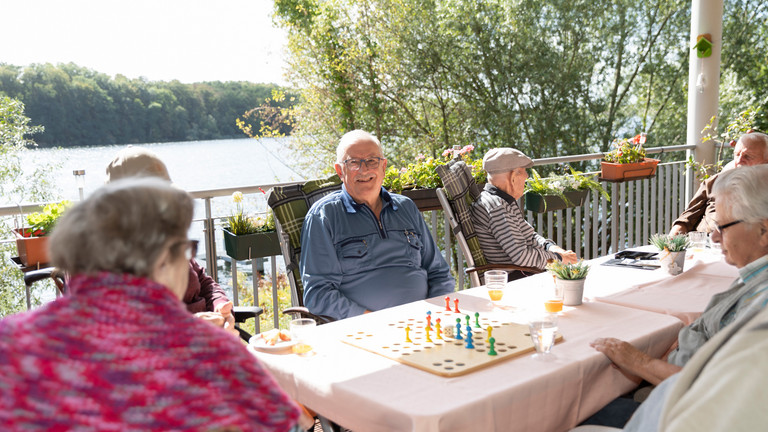 Gemeinsam spielen auf der Terrasse mit Seeblick - Immanuel Haus am Kalksee