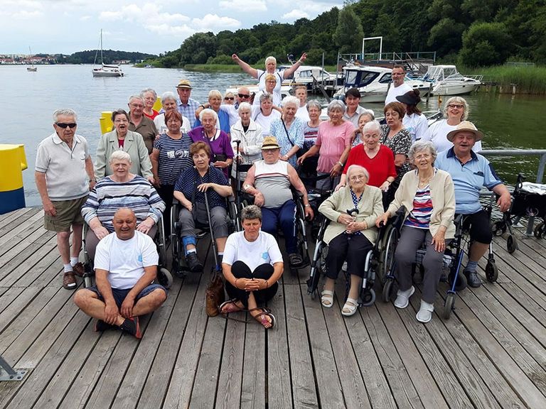 Immanuel Haus am Kalksee - Immanuel Seniorenzentrum Kläre Weist - Nachricht - Endlich wieder reisen – auch mit Pflegebedarf - Die Brandenburger Reisegruppe am Ufer der Müritz in Waren