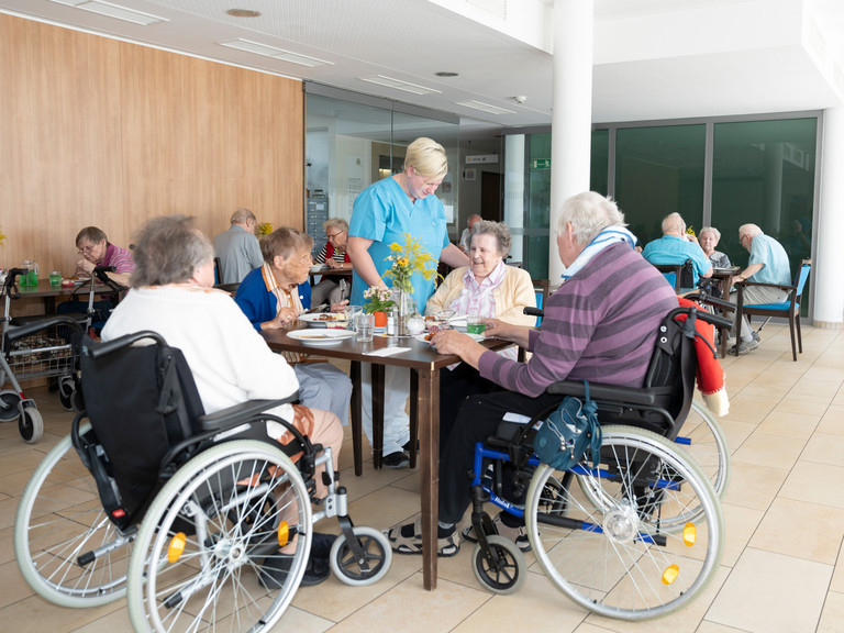 Gemeinsam Mittagessen im großen Speisesaal