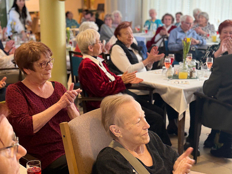 Gut besuchte Veranstaltung mit fröhlichen Tagesgästen