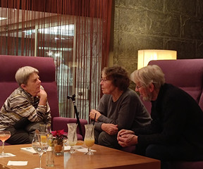 Gemütliches Beisammensein im Restaurant Gemütliches Beisammensein im Restaurant