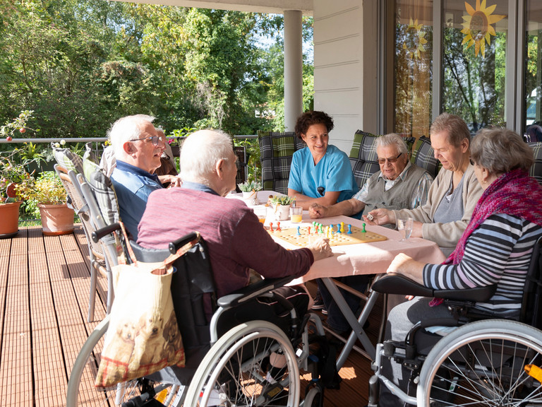 Gemeinsam auf der Terrasse spielen