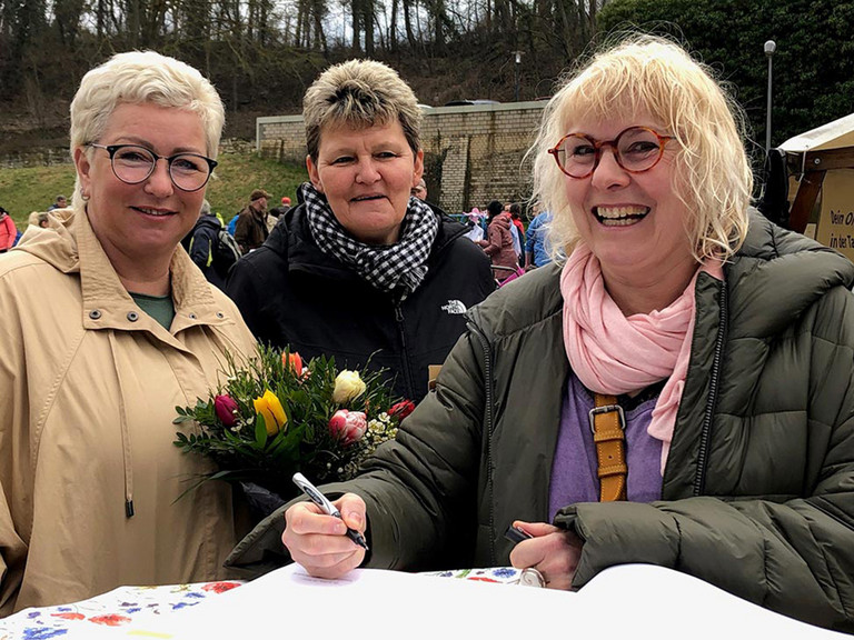 Immanuel Haus am Kalksee - Nachricht - Eintrag ins Goldene Buch der Gemeinde Rüdersdorf - Stefanie Schmidt, Britta Poppe und Anja Arnoldt beim Eintrag ins Ehrenbuch (von links)