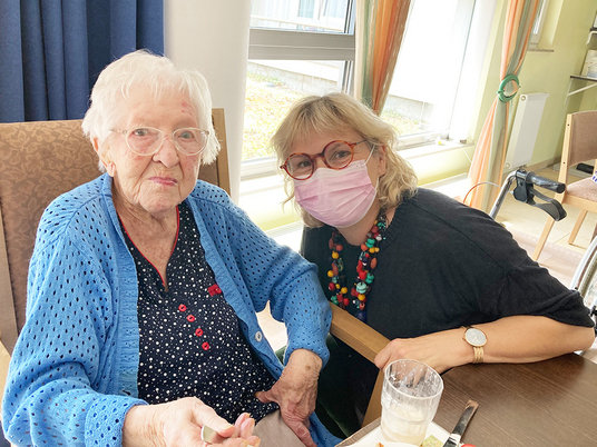 Heimleiterin Anja Arnoldt (rechts) gratuliert Hilde Dietrich zum 102. Geburtstag| Immanuel Haus am Kalksee | Nachricht